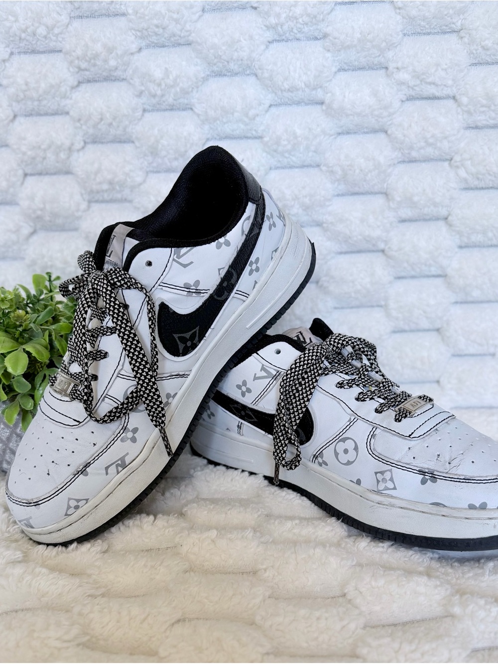 White Sneaker with Black Inner Lining